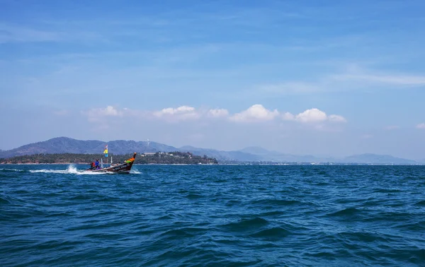 Bateau à moteur sur la mer en Thaïlande — Photo