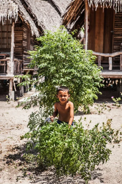Rapaz brincalhão na aldeia Tailândia — Fotografia de Stock