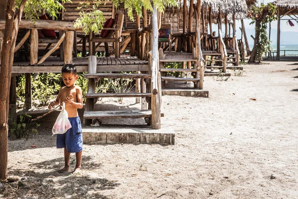 Jongen in thailand dorp — Stockfoto