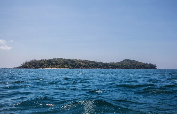 Tropical island in sea — Stock Photo, Image