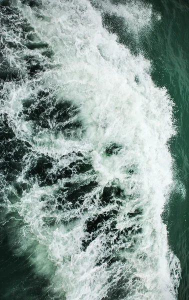 Mer dans le sillage du bateau — Photo