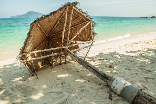 Halmparaply på stranden — Stockfoto