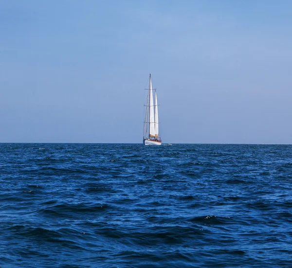 Яхта в море — стоковое фото