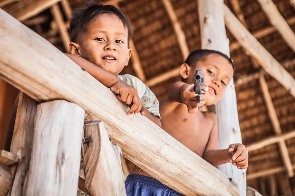 Jongens in thailand dorp — Stockfoto