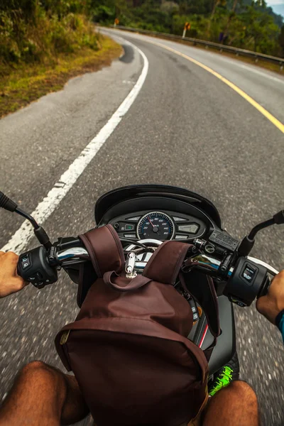 Condução de uma scooter — Fotografia de Stock