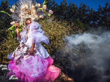 parlak fantastik filmde şehvetli kız moda görüntüsü. Açık masal sanat fotoğraf.