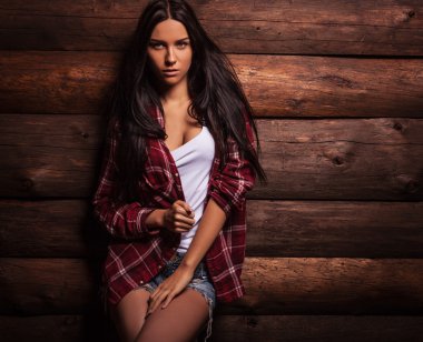 Genç şehvetli & güzellik kadın rahat kıyafetler poz grunge ahşap zemin üzerinde.