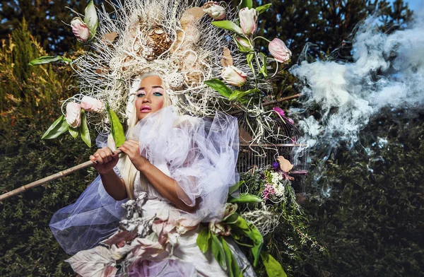 Imagem de moda da menina sensual na estilização fantasia brilhante. Ao ar livre conto de fadas foto arte . — Fotografia de Stock