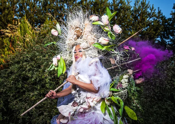 Immagine di moda di ragazza sensuale in brillante stilizzazione fantasia. Outdoor fiaba foto d'arte . — Foto Stock