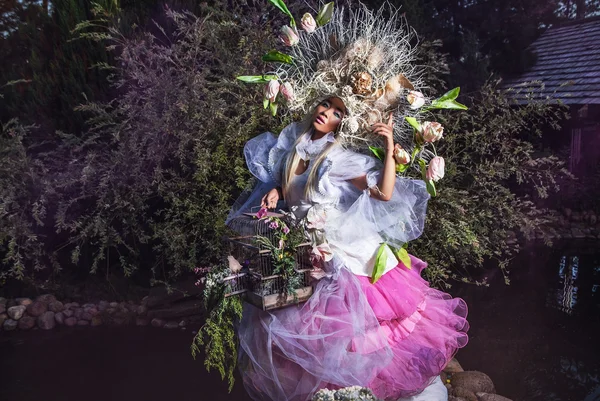 Imagen de moda de chica sensual en brillante estilización de fantasía. Foto de arte cuento de hadas al aire libre . — Foto de Stock