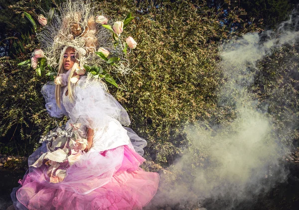 Imagen de moda de chica sensual en brillante estilización de fantasía. Foto de arte cuento de hadas al aire libre . — Foto de Stock