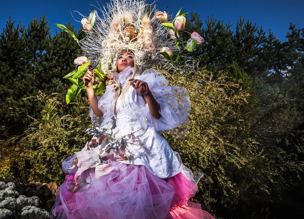 Mode afbeelding van sensuele meisje in heldere fantasie stilering. buiten sprookje kunst foto. — Stockfoto