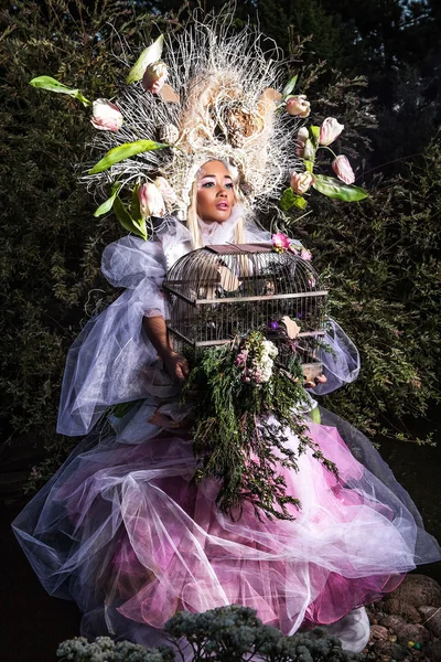 Imagem de moda da menina sensual na estilização fantasia brilhante. Ao ar livre conto de fadas foto arte . — Fotografia de Stock