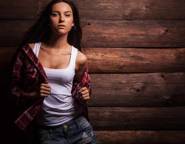 Jovem sensual & mulher de beleza em roupas casuais posar no fundo de madeira grunge . — Fotografia de Stock