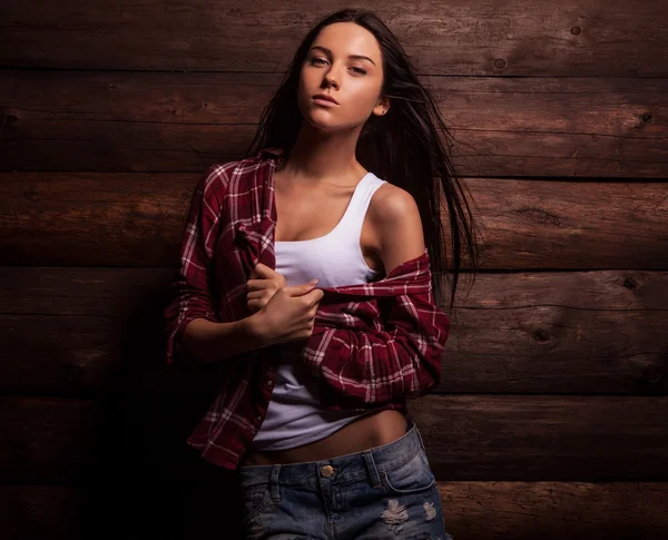 Ung sensuell & skönhet kvinna i casual kläder pose på grunge trä bakgrund. — Stockfoto