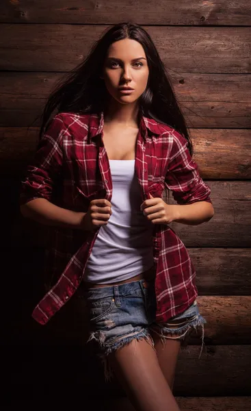 グランジの木製の背景にカジュアルな服装ポーズ & 官能的な美しさの若い女性. — ストック写真