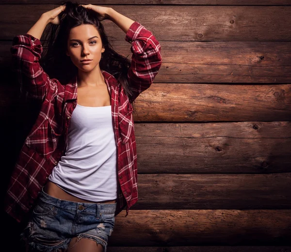 Joven sensual & mujer de belleza en ropa casual posan sobre fondo de madera grunge . —  Fotos de Stock