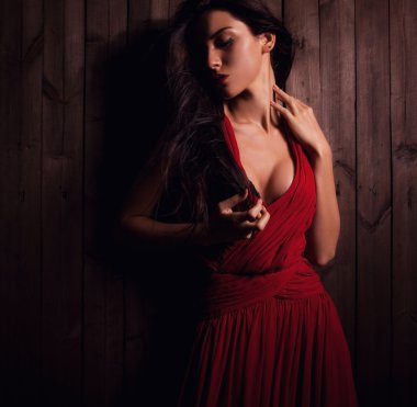 ahşap arka plan üzerinde kırmızı poz Bayan. yakın çekim fotoğraf.