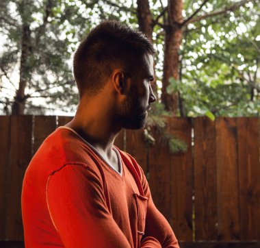 Turuncu, açık arka plan güzel delikanlı portresi.