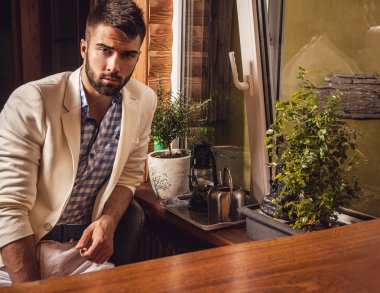 çekici erkek kapalı. yakın çekim fotoğraf.