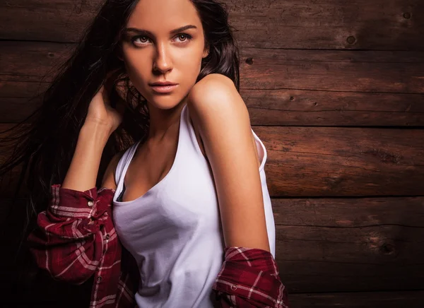 Jonge sensuele & schoonheid vrouw in casual kleding pose op houten grunge achtergrond. — Stockfoto