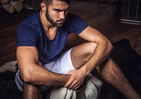 Unga attraktiva skäggiga män posera i moderna rum. närbild Foto. — Stockfoto