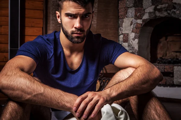 Jóvenes hombres barbudos atractivos posan en habitación moderna. Foto de primer plano . — Foto de Stock