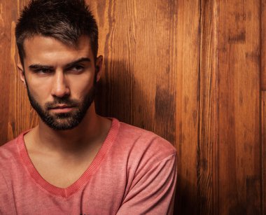 çekici erkek kapalı. yakın çekim fotoğraf.