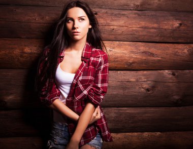 Genç şehvetli & güzellik kadın rahat kıyafetler poz grunge ahşap zemin üzerinde.