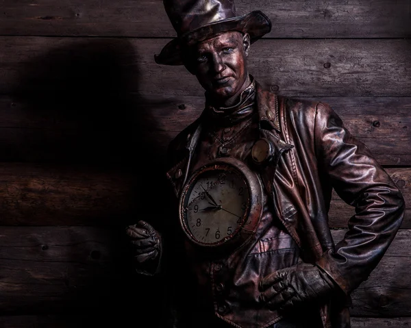 明るいファンタジー様式の時計のイメージ。グランジの木製の背景におとぎ話の芸術写真. — ストック写真