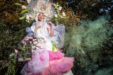 parlak fantastik filmde şehvetli kız moda görüntüsü. Açık masal sanat fotoğraf.