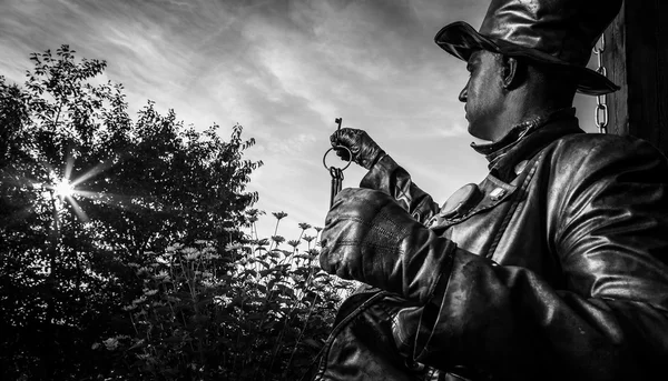 Imagen de relojero en brillante estilización de fantasía. Blanco y negro al aire libre cuento de hadas arte foto . — Foto de Stock