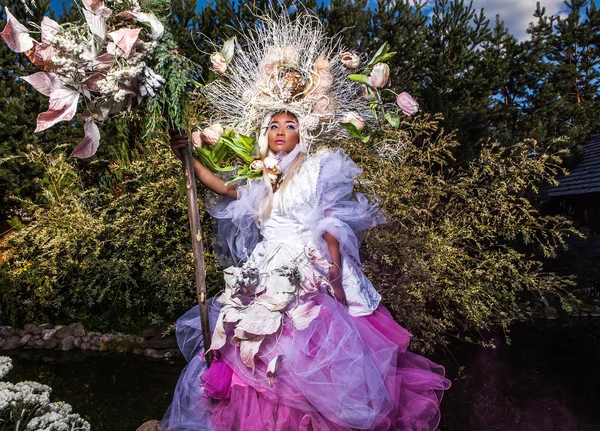 Image de mode de fille sensuelle dans la stylisation fantastique lumineux. Conte de fées en plein air art photo . — Photo