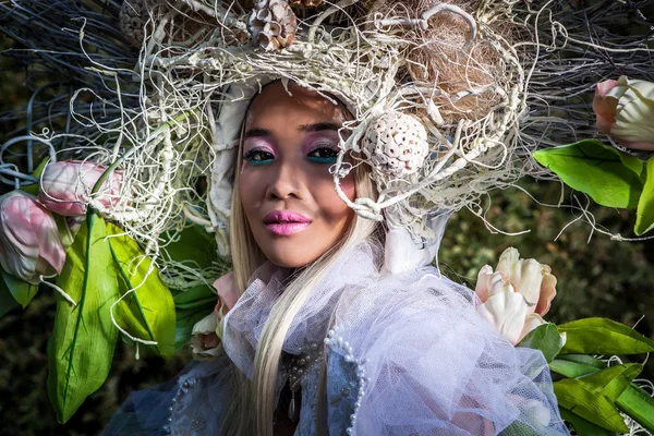 Imagem de moda da menina sensual na estilização fantasia brilhante. Ao ar livre conto de fadas foto arte . — Fotografia de Stock