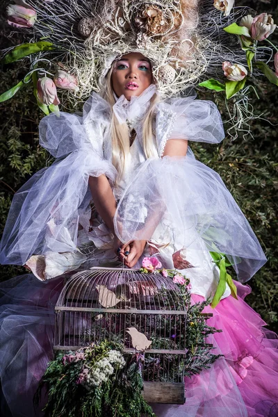 Image de mode de fille sensuelle dans la stylisation fantastique lumineux. Conte de fées en plein air art photo . — Photo