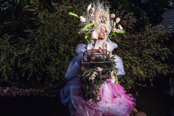 Imagem de moda da menina sensual na estilização fantasia brilhante. Ao ar livre conto de fadas foto arte . — Fotografia de Stock