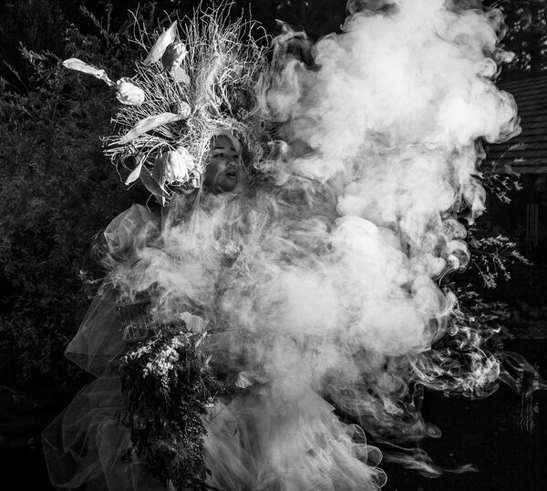 Модный образ чувственной девушки в яркой фантастической стилизации. Black-white outdoor fairy art photo
.