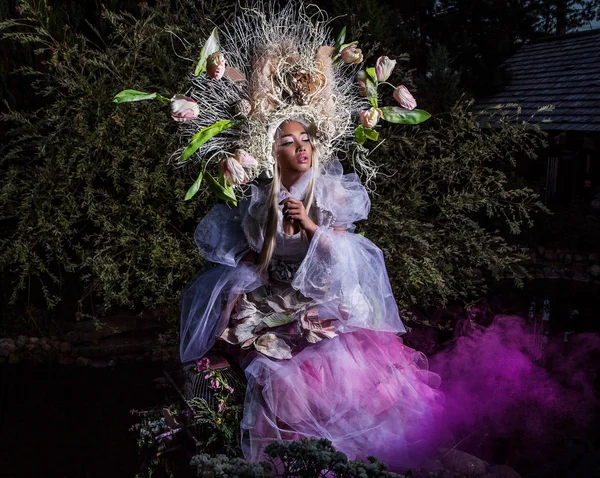 Imagem de moda da menina sensual na estilização fantasia brilhante. Ao ar livre conto de fadas foto arte . — Fotografia de Stock