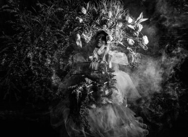 parlak fantastik filmde şehvetli kız moda görüntüsü. siyah-beyaz açık masal sanat fotoğraf.