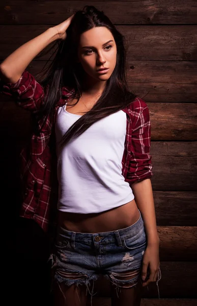 Ung sensuell & skönhet kvinna i casual kläder pose på grunge trä bakgrund. — Stockfoto