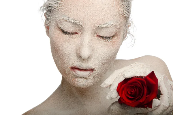 Donna nella neve con una rosa rossa — Foto Stock