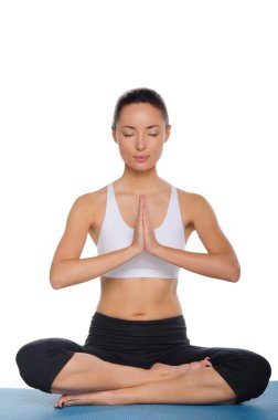 Lotus pozisyonda oturan Asyalı kadın