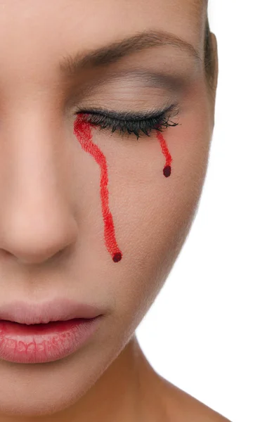 Кровь течет из закрытых глаз женщины — стоковое фото