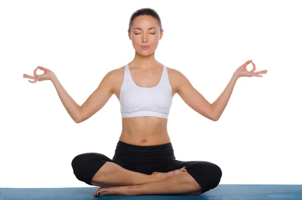 Asiático meditando na posição de lótus — Fotografia de Stock