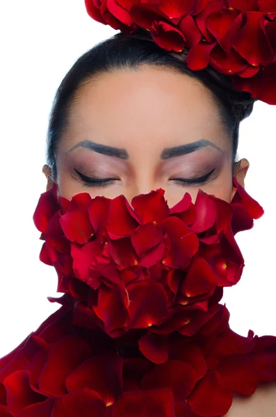 Gesicht und Hals Mädchen mit Blütenblättern bedeckt — Stockfoto