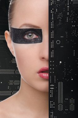 anakart üzerindeki yüzü olan kadın