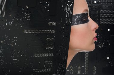 sıradışı sima ve anakart olan kadın