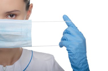 Doktor onun parmağını kaldırdı