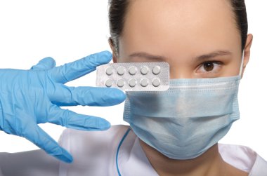 Doktor tablet ambalaj gözlerini kapadı.
