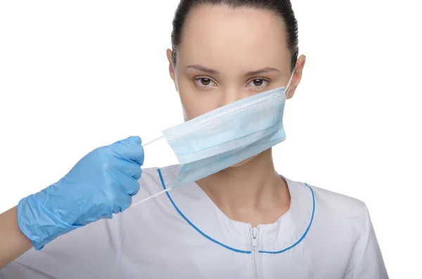 Läkare sätter på eller tar av sin mask — Stockfoto